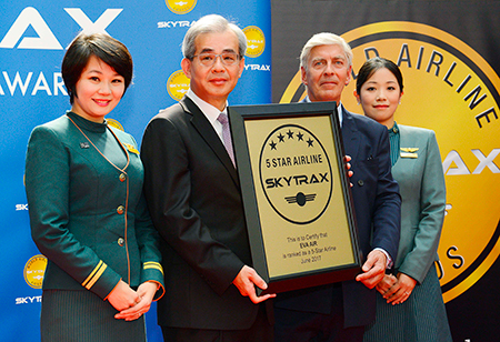 SKYTRAX CEO Edward Plaisted (second right) Presented the Award to EVA President Derek Chen (second left).